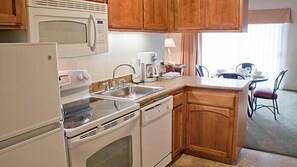 Frigorífico, microondas, placa de cocina y lavavajillas
