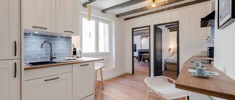 Kylskåp, mikrovågsugn, ugn och spishäll