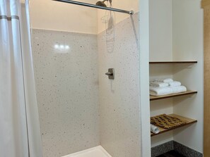 Douche, sèche-cheveux, serviettes fournies, savon