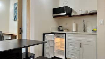 Refrigerador, microondas, tetera/pava eléctrica, utensilios de cocina