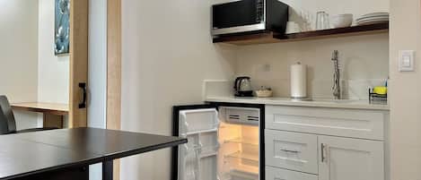 Réfrigérateur, four à micro-ondes, bouilloire électrique