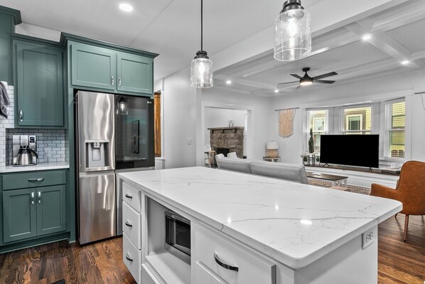 Paper towels - 6BR KC Family Holiday Home with Hot Tub, Theater, Games and  Fun (Kansas City)