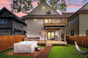 Terrace/patio - 6BR KC Family Holiday Home with Hot Tub, Theater, Games and  Fun (Kansas City)