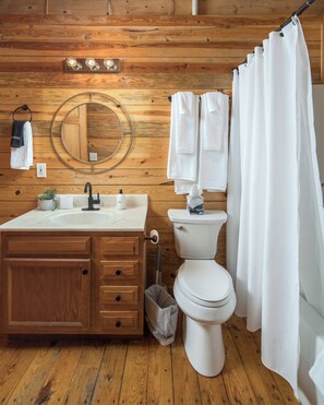Maison Standard | Salle de bain | Ensemble baignoire-douche, séchoir à cheveux, serviettes fournies, savon