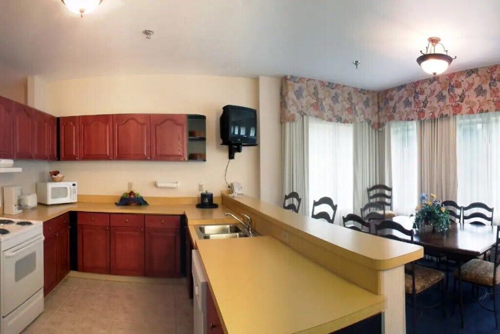 Kühlschrank, Mikrowelle, Herdplatte, Geschirrspüler