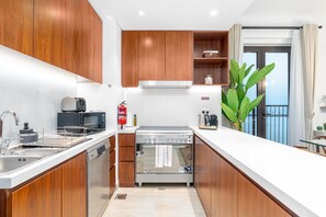 Kühlschrank, Mikrowelle, Ofen, Herdplatte