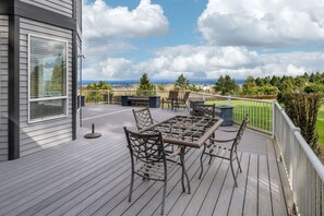Outdoor dining - Rosie's Retreat (Cornelius)