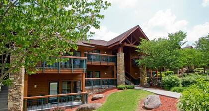 Gatlinburg | Flexible Cabin Retreat | Pool + Golf | 2BR Lock-Off