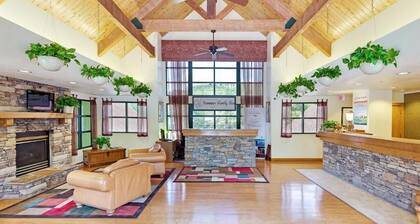 Gatlinburg | Flexible Cabin Retreat | Pool + Golf | 2BR Lock-Off