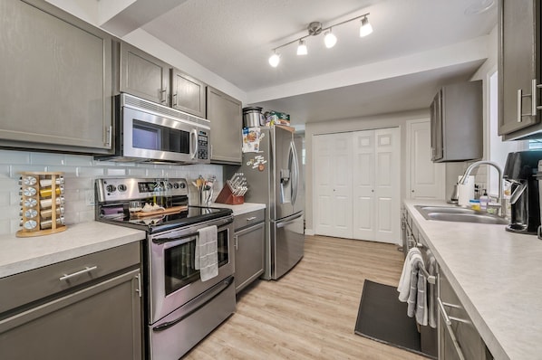 冷蔵庫、電子レンジ、オーブン、コンロ