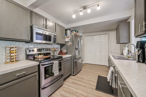 Cozy historic downtown CDA home w/ office space. Pet friendly! 