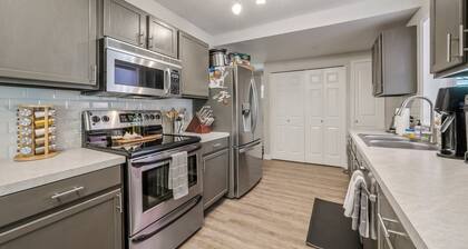 Cozy historic downtown CDA home w/ office space. Pet friendly!