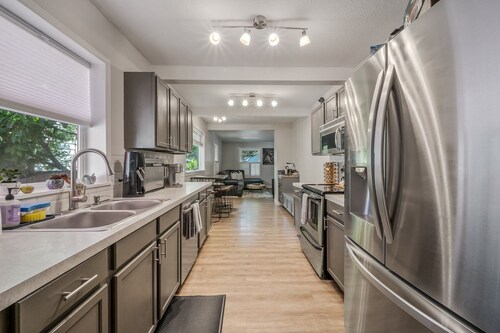 Cozy historic downtown CDA home w/ office space. Pet friendly! 