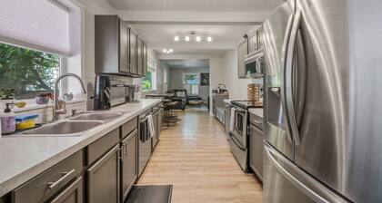 Cozy historic downtown CDA home w/ office space. Pet friendly!