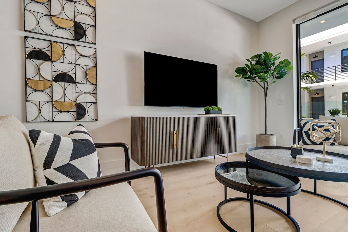 Photo 12 of Welcome to the Epitome of Modern Chic: Your Olde Naples Getaway!