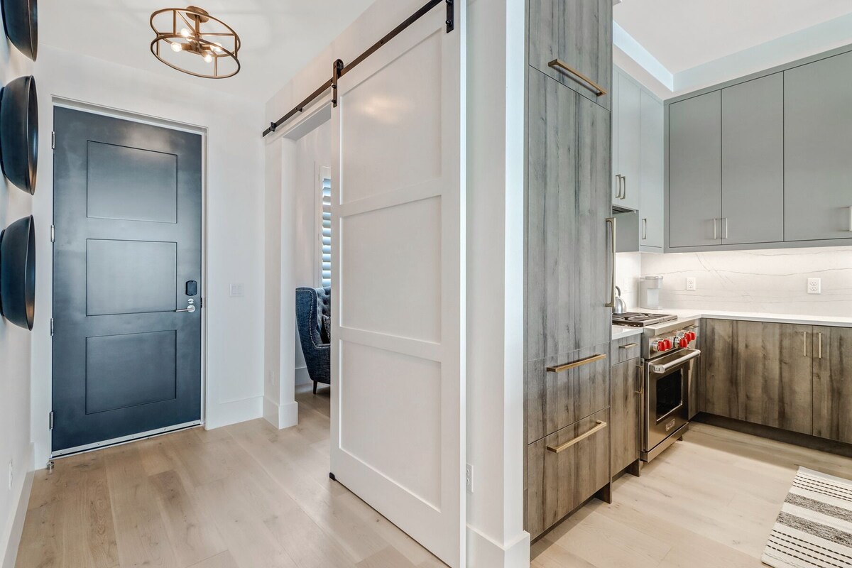 Photo 2 of Welcome to the Epitome of Modern Chic: Your Olde Naples Getaway!