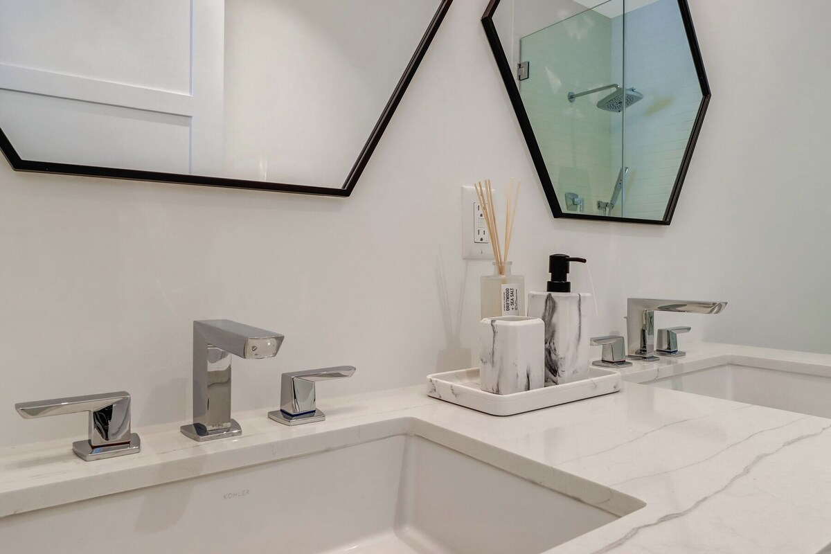 Photo 19 of Welcome to the Epitome of Modern Chic: Your Olde Naples Getaway!