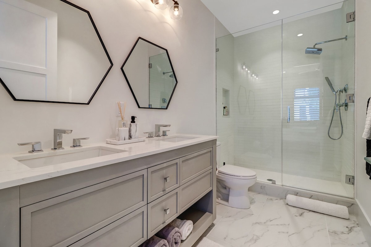Photo 18 of Welcome to the Epitome of Modern Chic: Your Olde Naples Getaway!