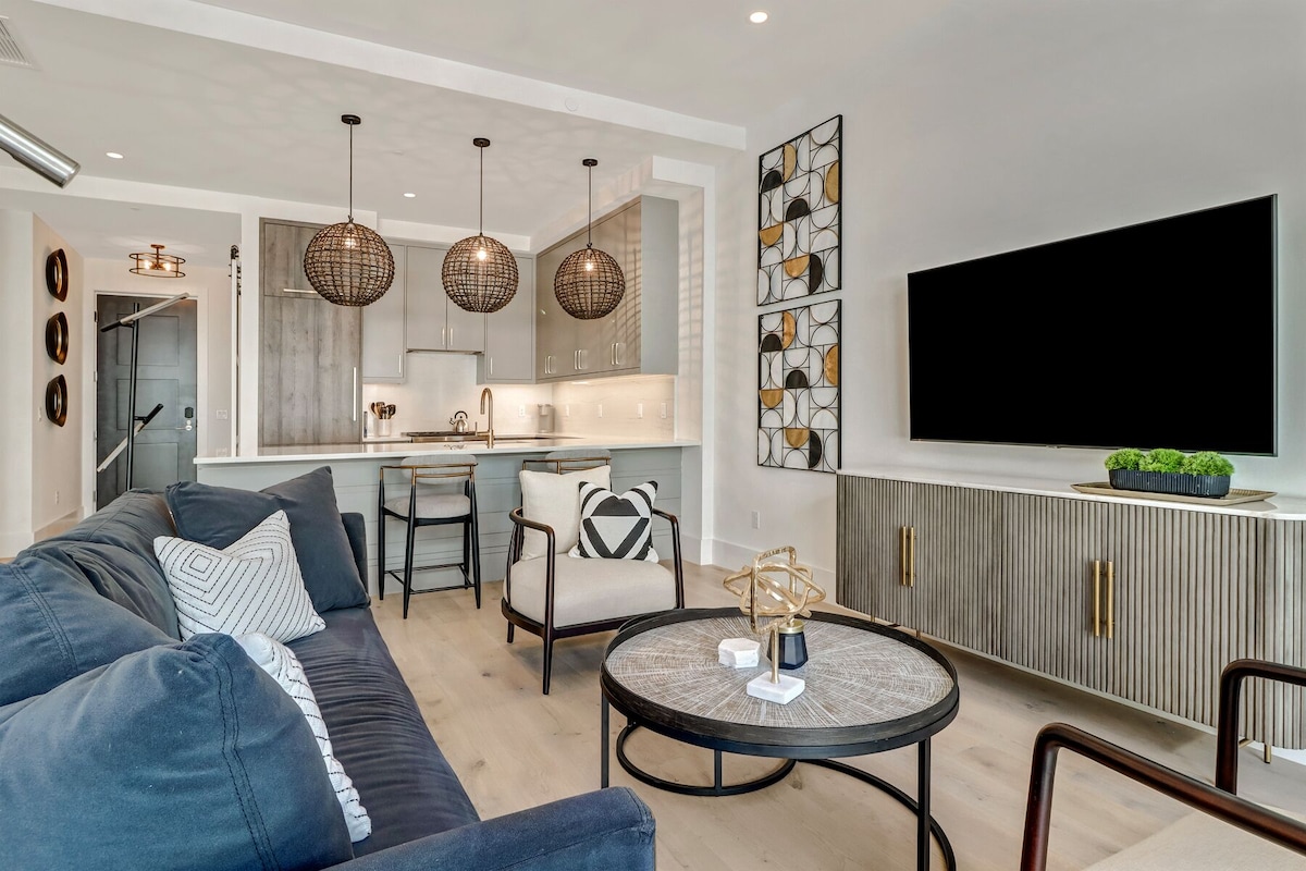 Photo 11 of Welcome to the Epitome of Modern Chic: Your Olde Naples Getaway!
