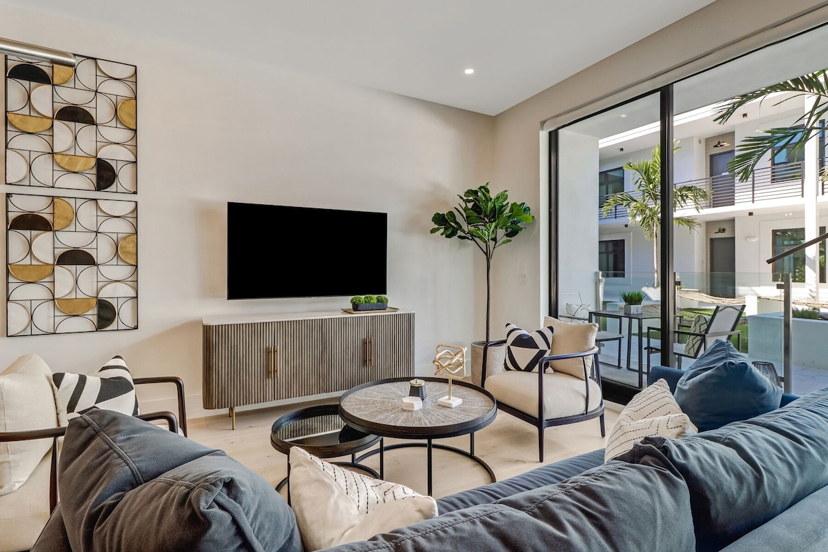 Photo 10 of Welcome to the Epitome of Modern Chic: Your Olde Naples Getaway!