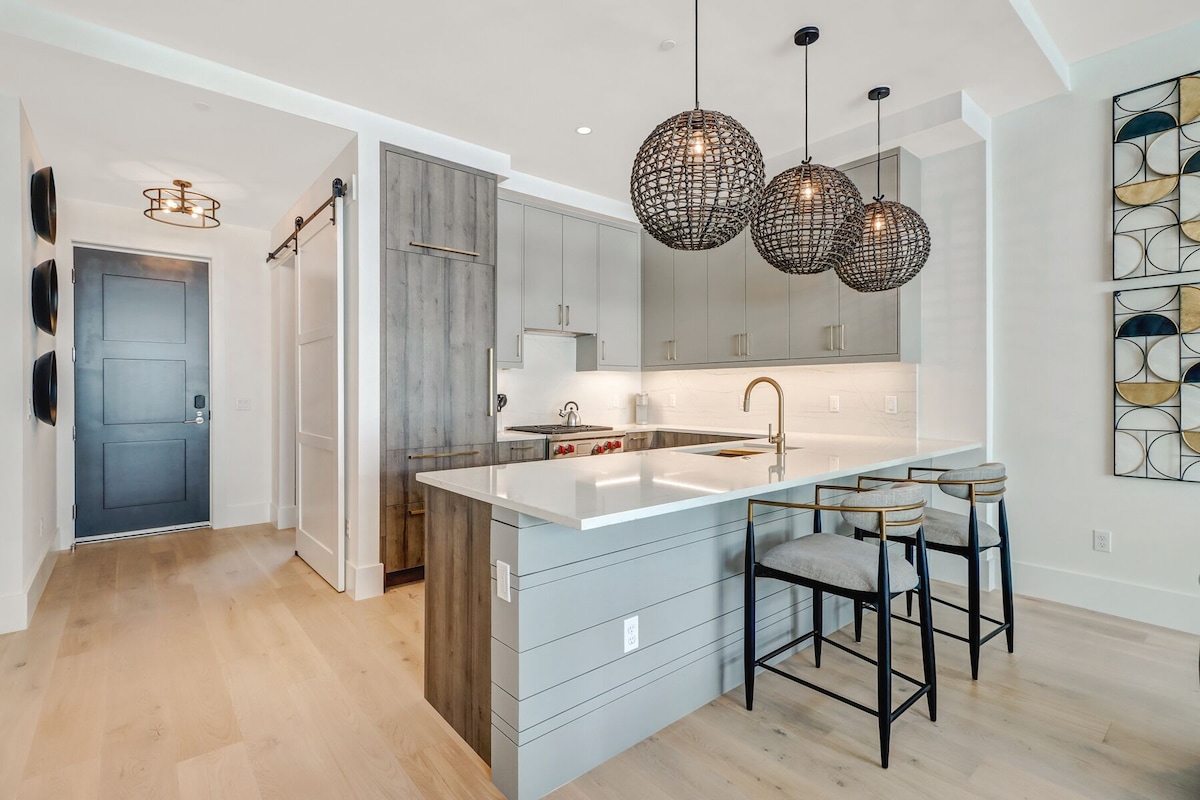 Photo 6 of Welcome to the Epitome of Modern Chic: Your Olde Naples Getaway!