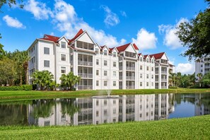 Un hôtel à plusieurs étages, agrémenté d’un bassin d’eau décoratif à l’avant.
