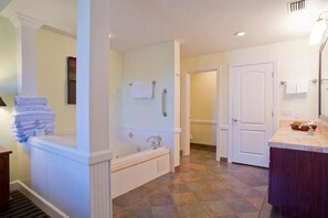 Hair dryer, towels, toilet paper - Orlando | Couples Lake Retreat | Pool + Hot Tub (Orlando)