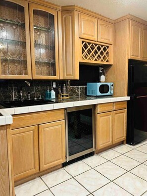 ثلاجة، ميكروويف، فرن، موقد طهي مسطح