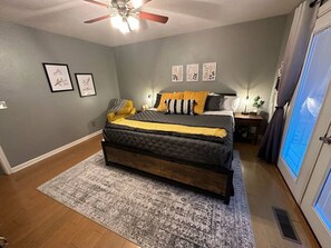 3 habitaciones, escritorio y tabla de planchar con plancha