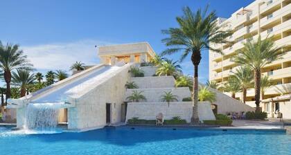 Las Vegas | Couples Vegas Retreat | Pool + Hot Tub