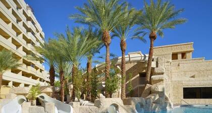 Las Vegas | Couples Vegas Retreat | Pool + Hot Tub