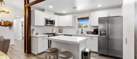 Frigorifero, microonde, forno, piano cottura