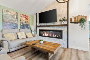 Smart-TV, Kamin, Videospiele, Tischtennisplatte