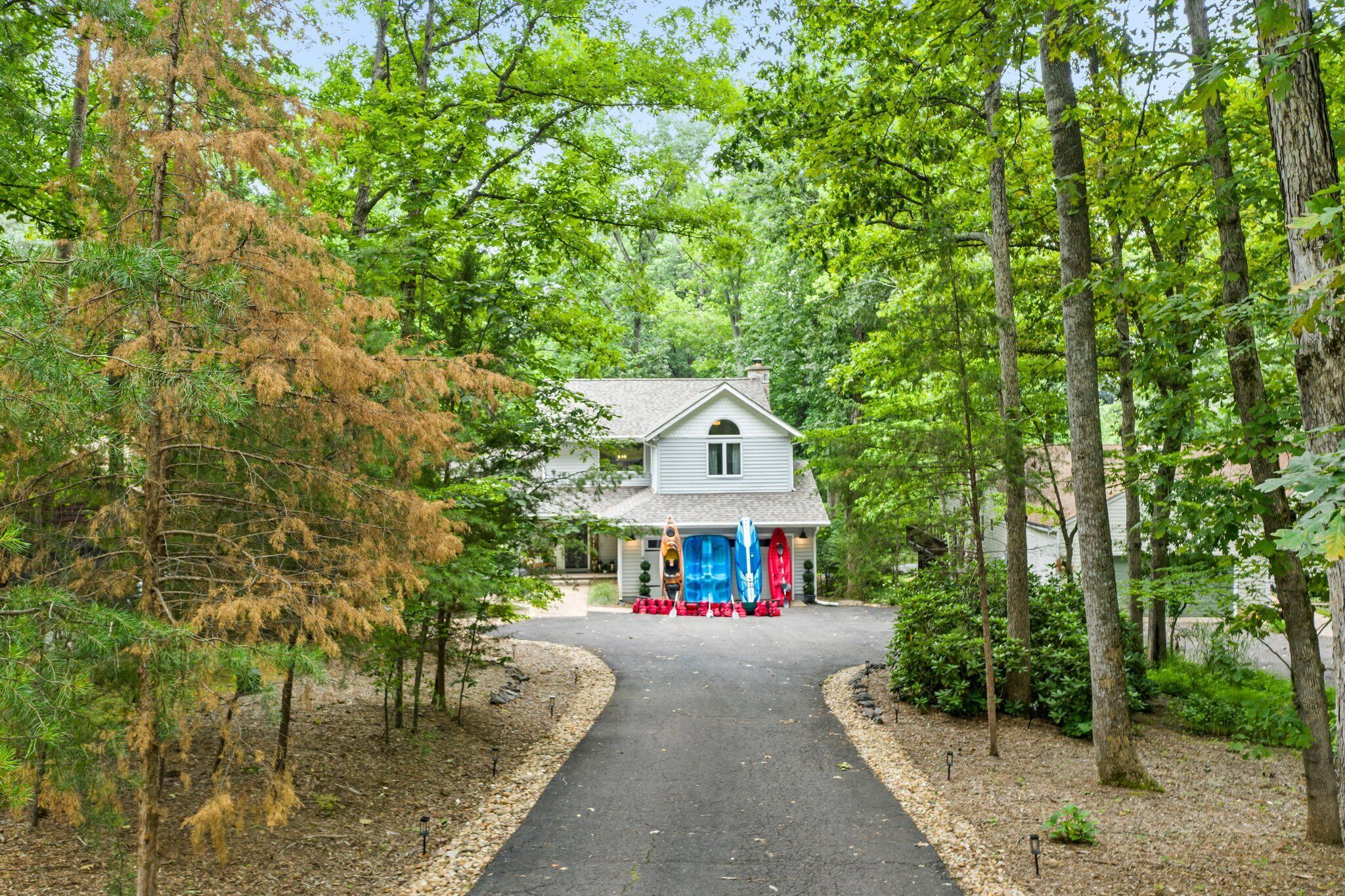 Beautiful Lakehouse w/ kayaks & Canoes + Hotub Gated Community w/ Private Beach