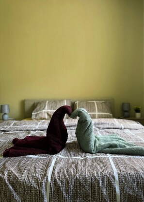 2 dormitorios, tabla de planchar con plancha, cuna de viaje