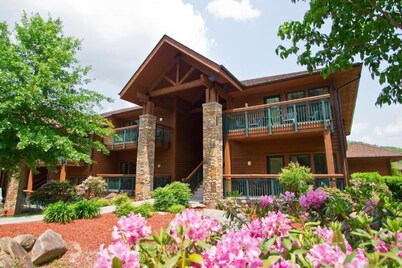 Gatlinburg | Relaxed Cabin Retreat | Pool + Golf