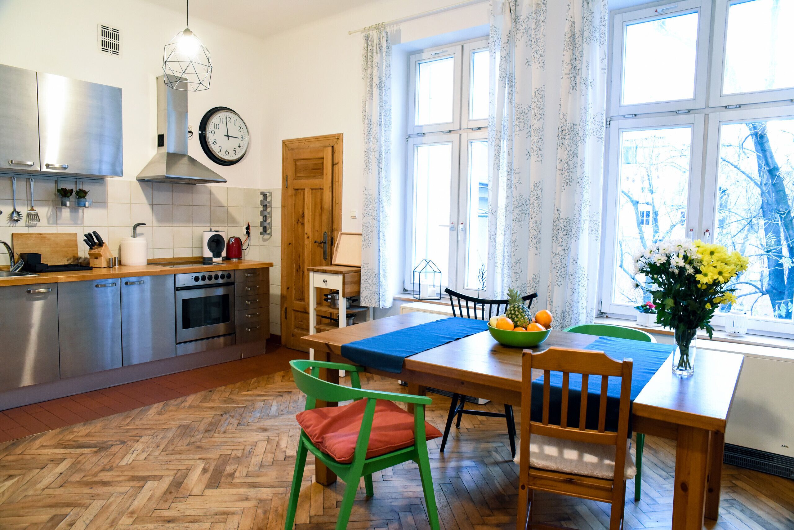 Fridge, oven, coffee/tea maker, electric kettle