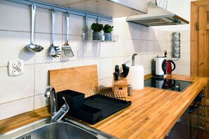 Kühlschrank, Ofen, Wasserkocher mit Kaffee-/Teezubehör, Wasserkocher