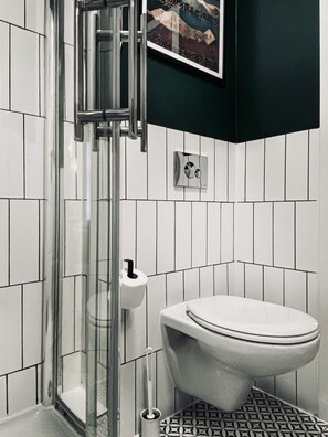 Dusche, Haartrockner, Handtücher, Seife