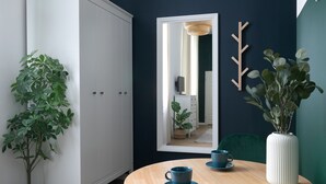 A room with a round wooden table, two blue cups, a white vase, and two potted plants. - Apartment for couples - Wawel & Old Town Krakow, św. Gertrudy (Kraków)