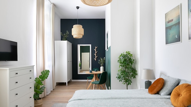 A modern bedroom with a bed, bedside table, and a TV. - Apartment for couples - Wawel & Old Town Krakow, św. Gertrudy (Kraków)
