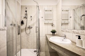 Dusche, Haartrockner, Handtücher, Seife