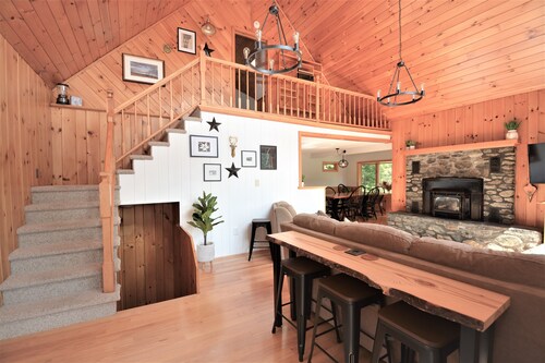 Edelweiss! A Luxurious 5 Bed Ski Chalet 5 Mins to Jay Peak, Vermont