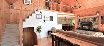 Edelweiss! A Luxurious 5 Bed Ski Chalet 5 Mins to Jay Peak, Vermont