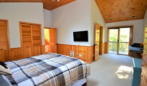 5 soverom, skrivebord, strykejern/-brett og reiseseng for barn