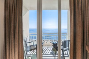 Ein Balkon mit Blick auf Strand und Meer.