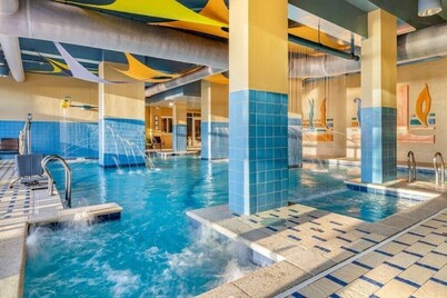 Virginia Beach | Balcony Retreat | Resort Pool & Beach Access