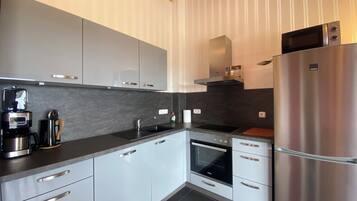 Refrigerador, microondas, horno y parrilla de estufa