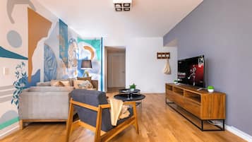 Apartamento familiar | Zona de estar | Smart TV de 55 pulgadas con canales por cable, Netflix