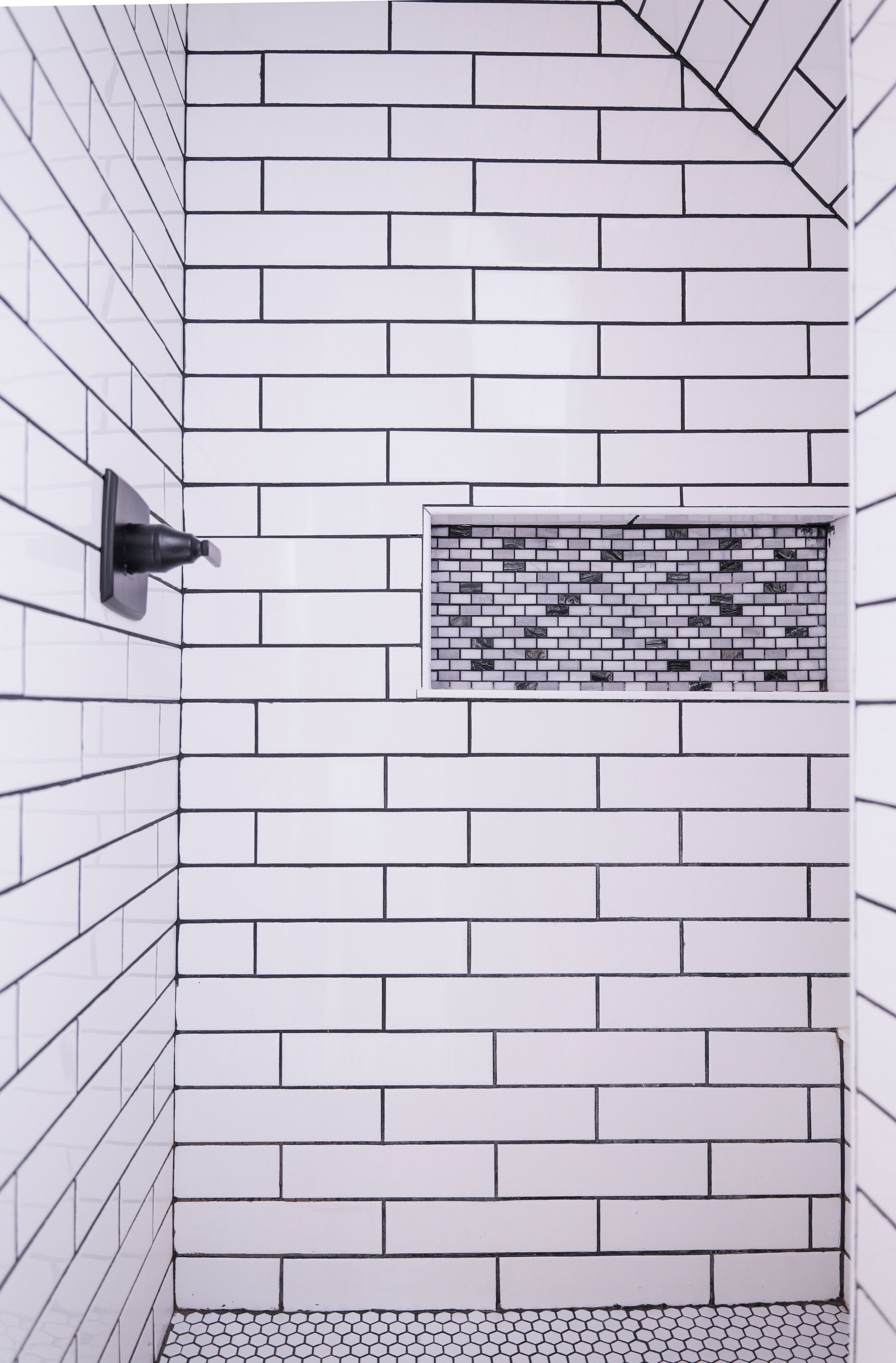 Douche, séchoir à cheveux, serviettes fournies, savon